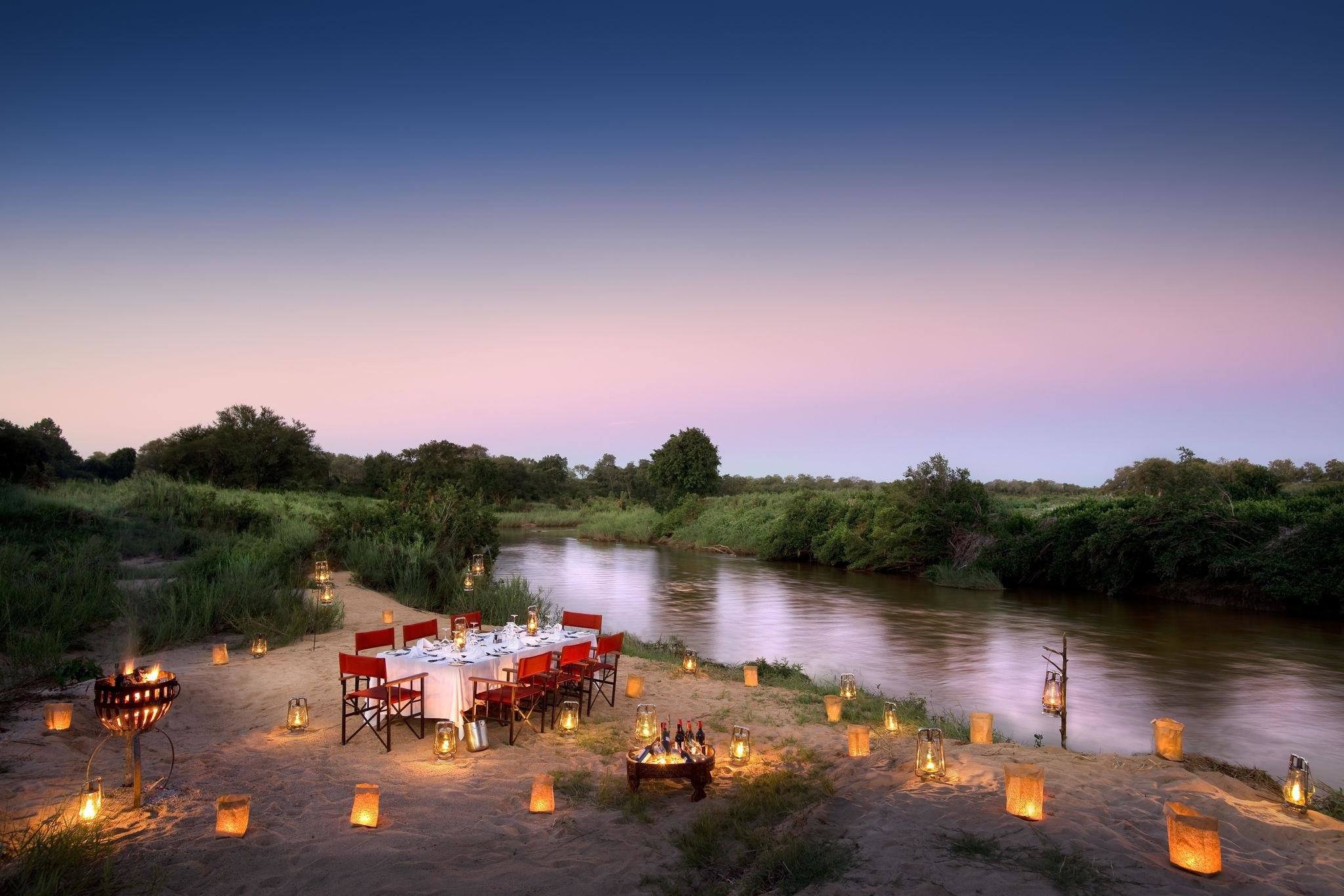 Atardeceres disfrutando de la excelente gastronomía ofrecida por Lion Sands River Lodge.