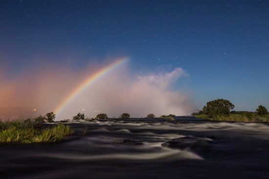 Regenbogen bei Mondschein über den Victoria-Fällen