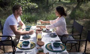 Vacances romantiques à Sabi Sand en Afrique du Sud pour un voyage safari de luxe. Petit déjeuner dans la brousse en compagnie de son âme soeur.