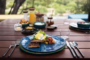 Vacances romantiques à Sabi Sand en Afrique du Sud pour un voyage safari de luxe. Un petit déjeuner servi dans la brousse au Silvan Safari Lodge. 