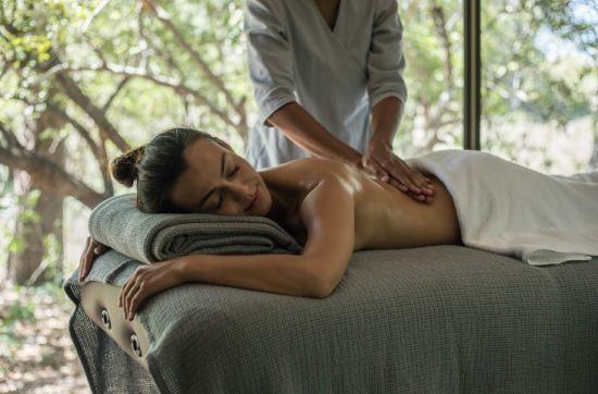 Frau bekommt im Spa der Silvan Safari Lodge eine wohltuende Massage