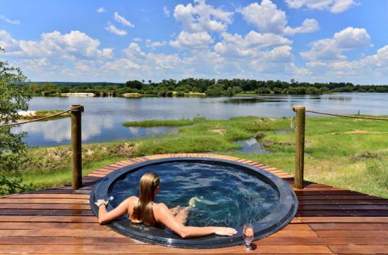 Eine Frau sitzt in einem Erfrischungspool der Victoria Falls River Lodge