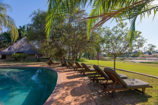 Swimmingpool und Sonnenliegen der Inyati Game Lodge, eine der besten Safari-Lodges für Familien im Sabi Sand Game Reserve