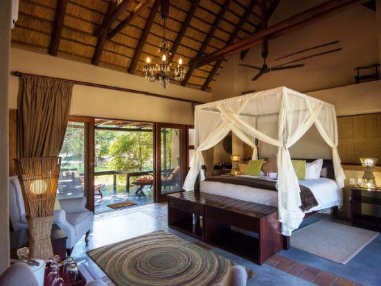 Schlafzimmer in einem der Chalets der Inyati Game Lodge