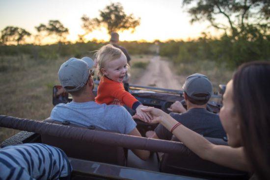 Familie mit Kind auf einer Pirschfahrt im Sabi Sand Game Reserve