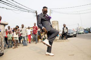 Afrique de l'Ouest | Sapeur dançant dans les rues de Brazzaville