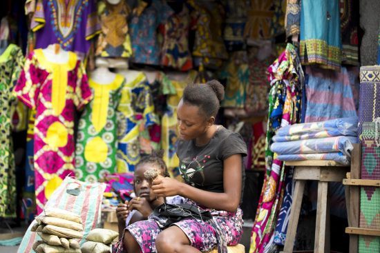 Aktivitäten in Brazzaville: Bunte Kleidung auf einem Markt