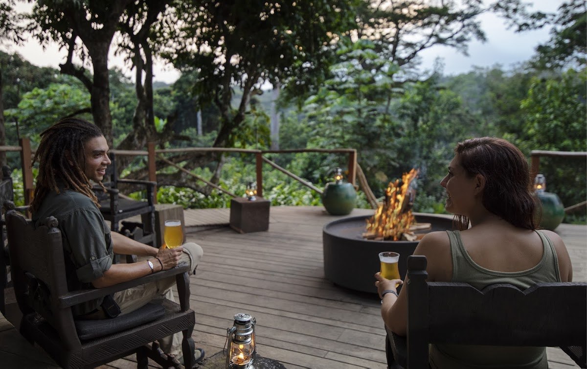 Ein Paar am Lagerfeuer im Regenwald der Republik Kongo in Westafrika