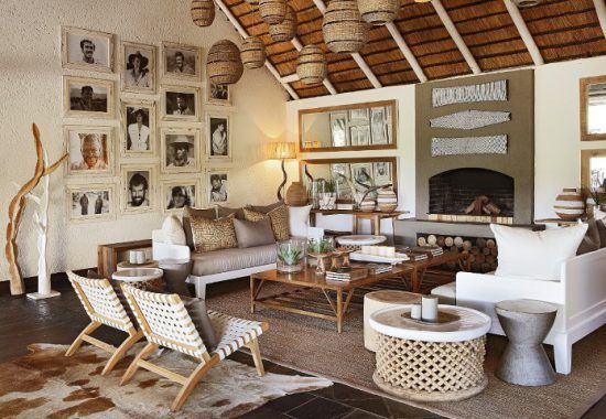 Londolozi-Camps: Einrichtung mit Bildern an der Wand in der Lounge im Founders Camp