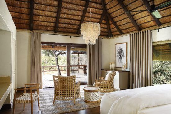 Schlafzimmer mit Blick in den Busch im Londolozi Founders Camp