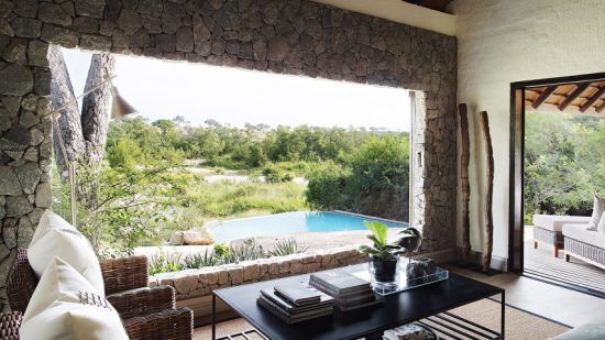 Blick von einer der Private Granite Suiten von Londolozi auf den südafrikanischen Busch