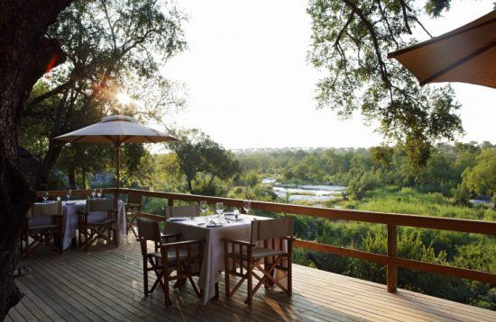 Aussicht auf den Sand-Fluss vom Deck des Londolozi Varty Camps