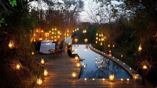 Campements du Parc Kruger | Une jolie piscine et terrasse extérieure au Pioneer Camp