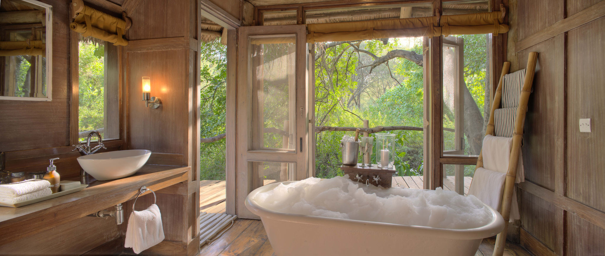 Badezimmer mit Schaumbad in der Lake Manyara Tree Lodge