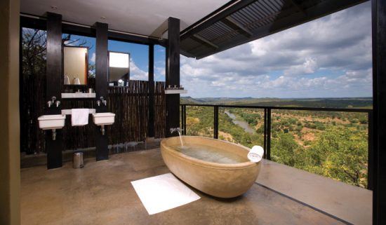 Eines der privaten Badezimmer in der Safari-Lodge The Outpost