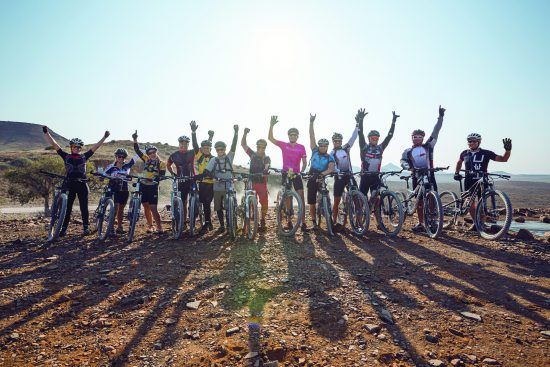 Eine Gruppe von Challenge4ACause 2019 Fahrern macht ein Foto