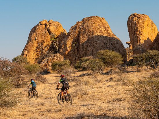 Die Fahrer überqueren die Route der Tour de Tuli