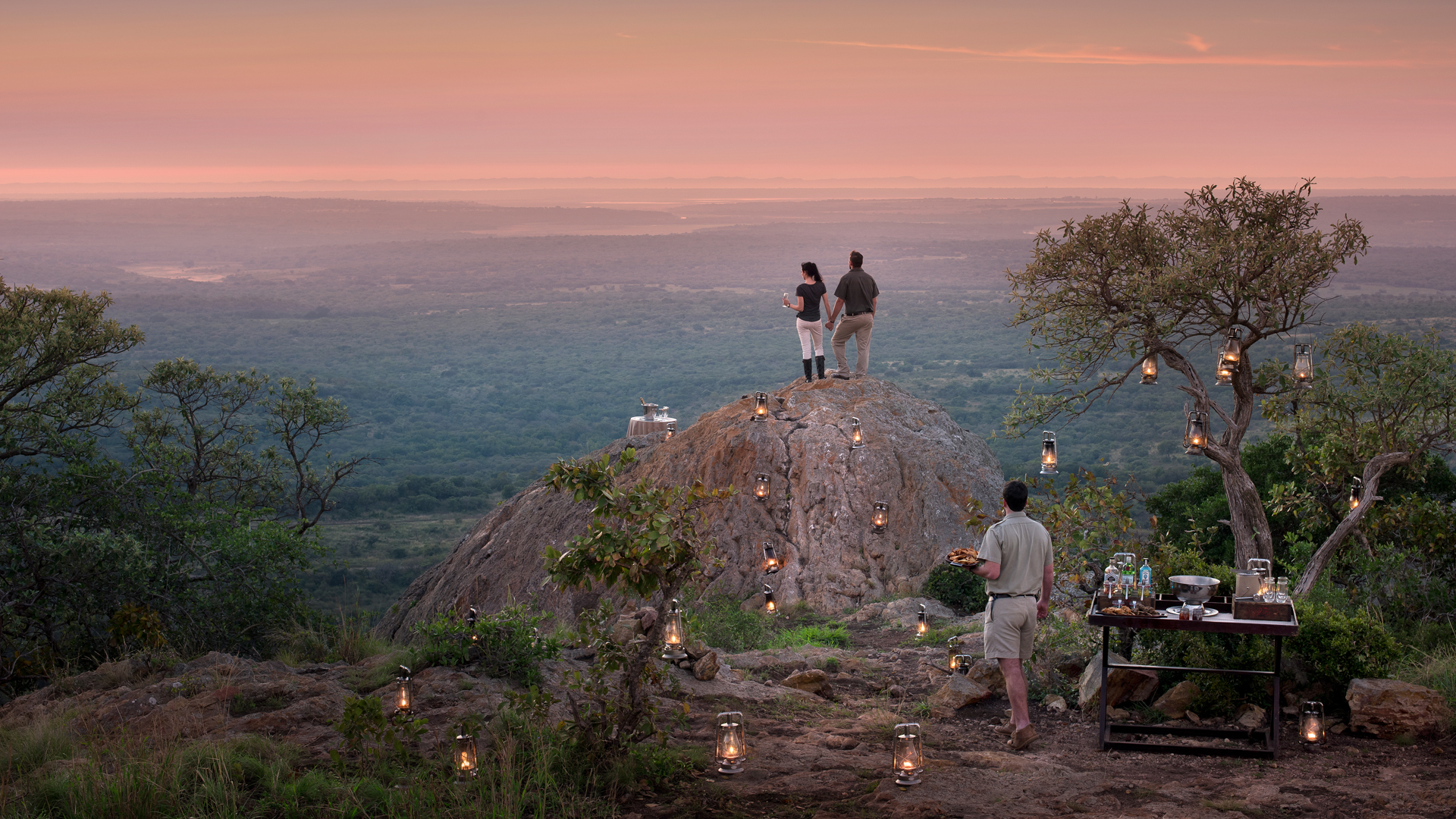 Petite pause apéro au coucher du soleil lors d'un safari à Phinda. Tout simplement magique, Crédit photo : &Beyond Phinda