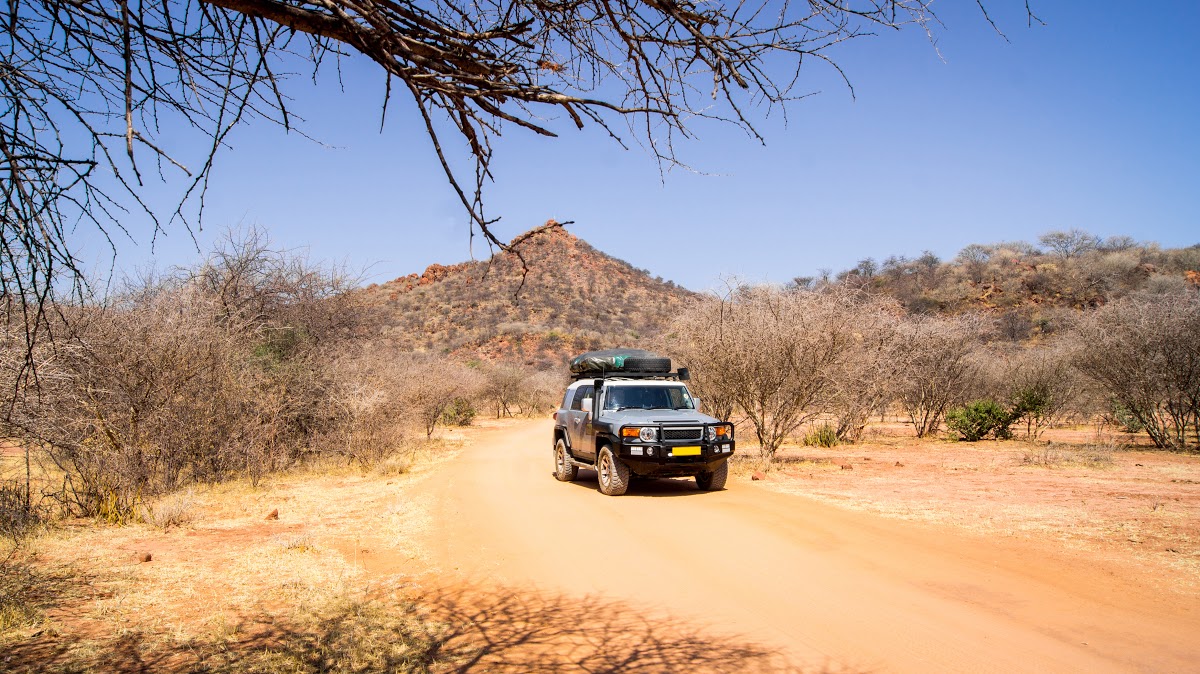 Ein Geländewagen in der südafrikanischen Wildnis