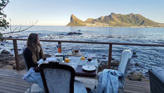 Rhino-Africa-Reiseautorin Katharina beim Frühstück auf der Terrasse von Tintswalo Atlantic