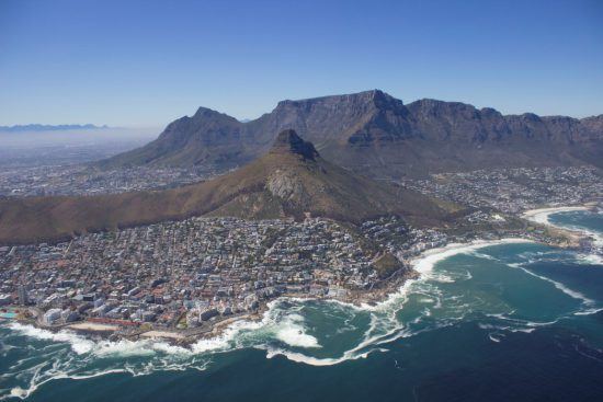 Kapstadt mit dem Lion's Head im Vordergrund aus der Vogelperspektive, bei einerm Helikopterflug in Kapstadt aufgenommen