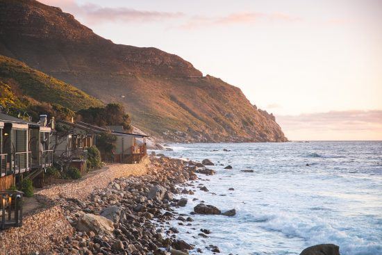 Das Boutique-Hotel Tintswalo Atlantic am Fuße vom Chapman's Peak Drive bei Sonnenuntergang