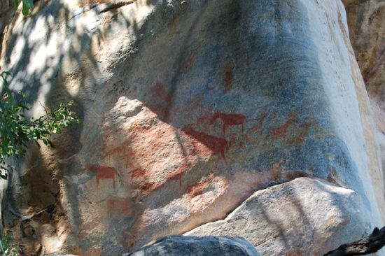 Rötliche Felsmalereien in den Tsodilo Hills in der Kalahari in Botswana