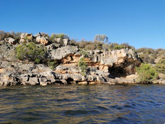 Eine Höhle mit Felsmalereien am Clanwilliam Dam in der Cederberg-Region