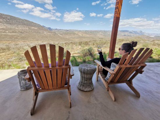 Reiseautorin auf der Terrasse einer der Suiten der Cederberg Ridge Wilderness Lodge