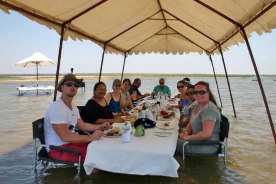 Rhino Africa Reiseberater bei einem Dinner in einem Fluss in Sambia