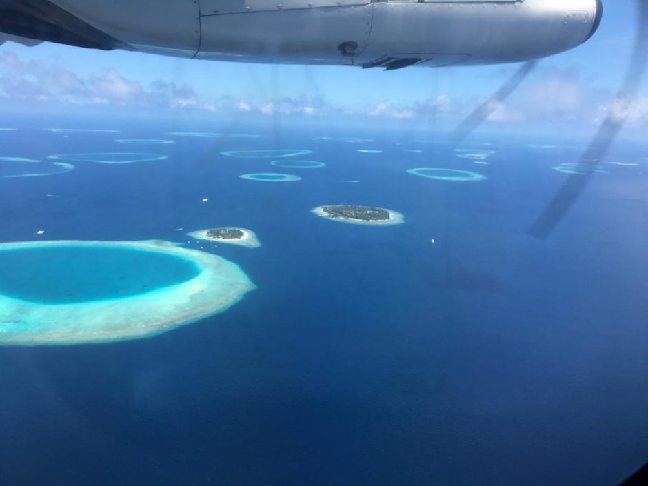 Vue du ciel pendant le vol domestique de Malé à Dharavandhoo