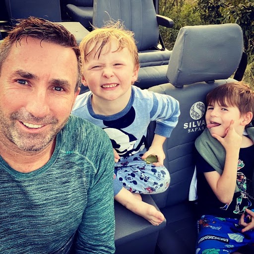 David Ryan con sus hijos en un safari