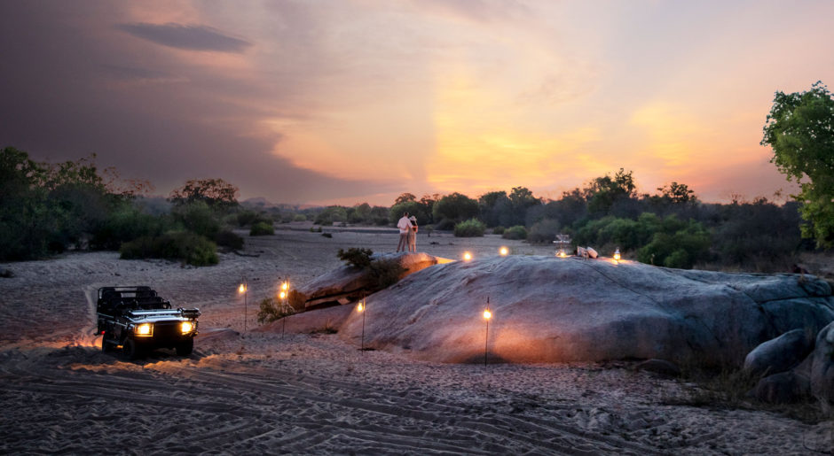 La romance fleurit à Sabi Sand pendant le coucher du soleil