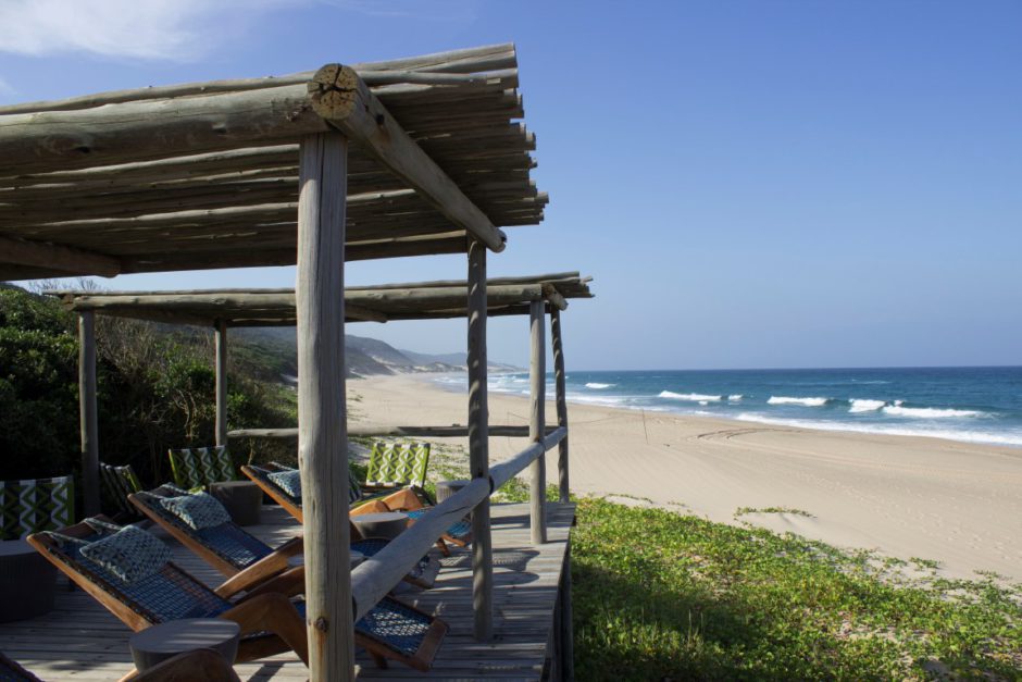 Sonnendeck der Thonga Beach Lodge mit Blick auf den Strand und das Meer