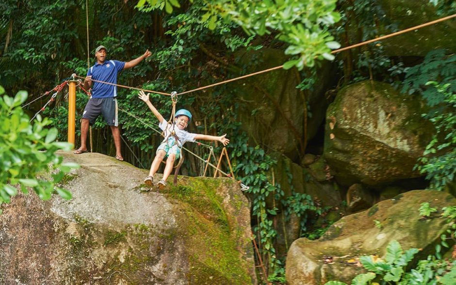 Kind beim Ziplining auf den Seychellen