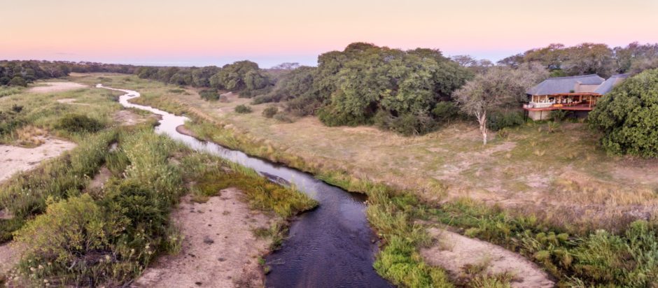 Die wunderschöne Dulini River Lodge im Sabi Sand Game Reserve von oben