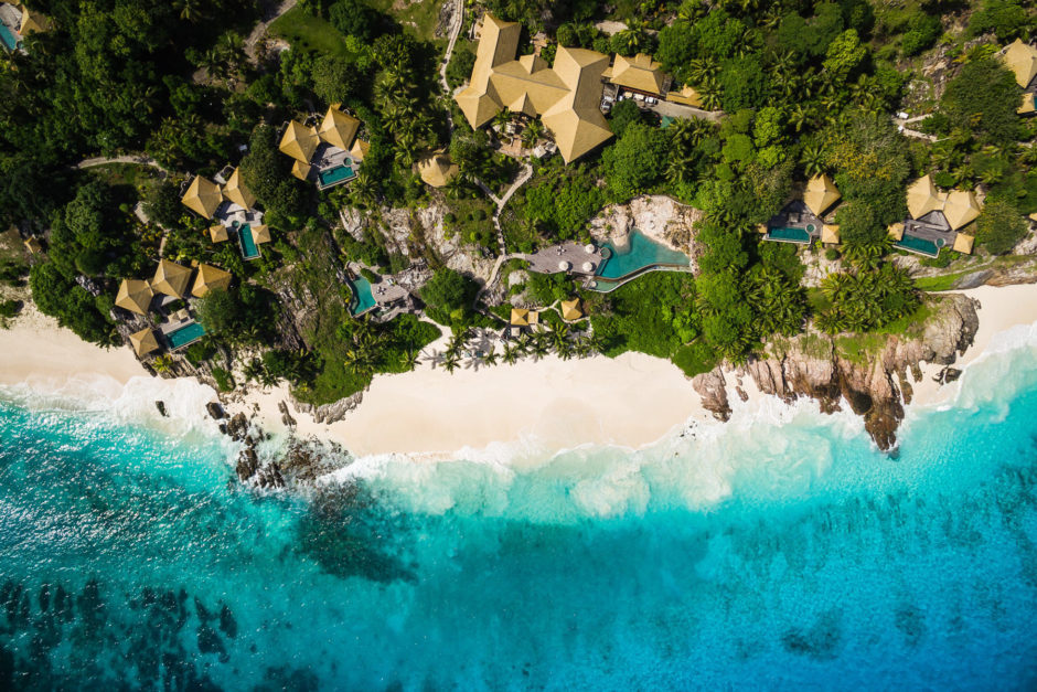 Weißer Sandstrand und türkisblaues Meer auf den Seychellen