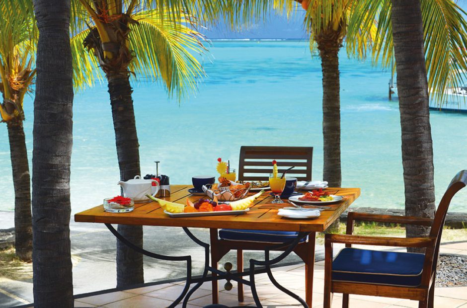 Tropisches Frühstück am Strand im Paradis Beachcomber, einer der beliebtesten Unterkünfte auf Mauritius im Norden der Insel