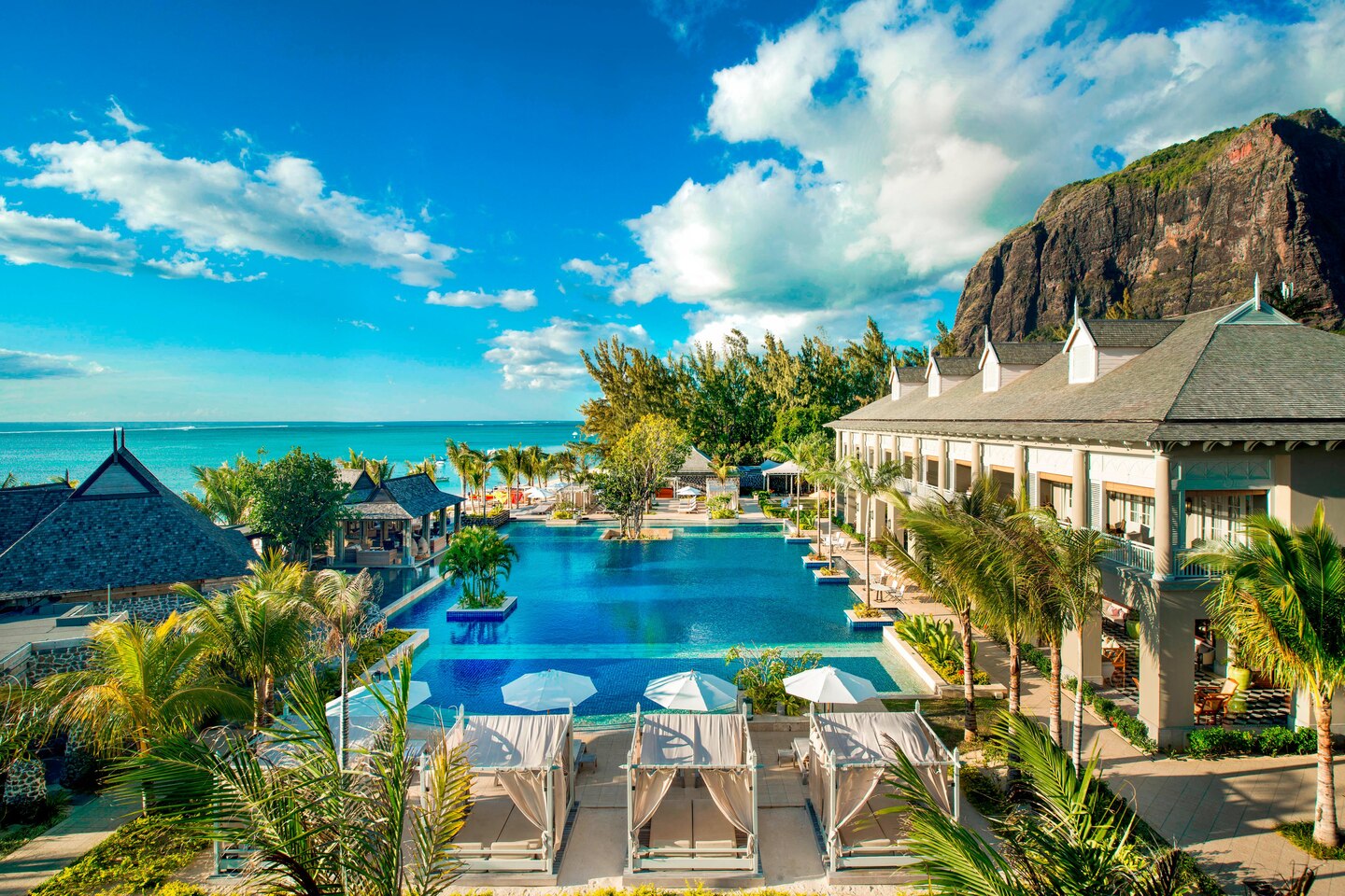 Swimmingpool und Strandblick vom The St. Regis Mauritius Resort