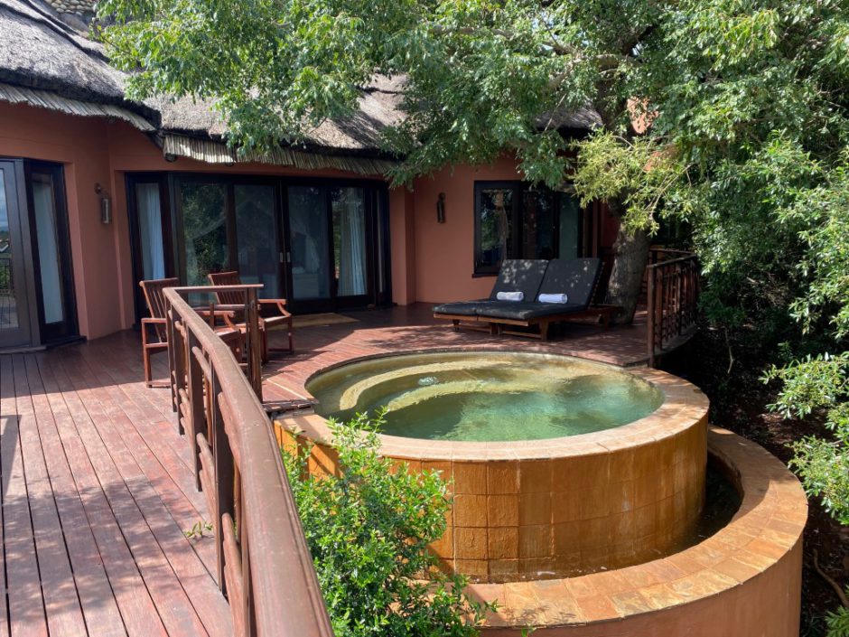 Erfrischungspool in einer der Thanda Safari Lodge Suiten