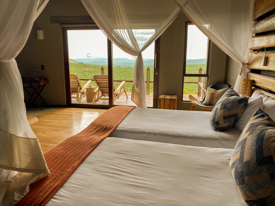 Eine Suite mit Balkon der Rhino Ridge Safari Lodge