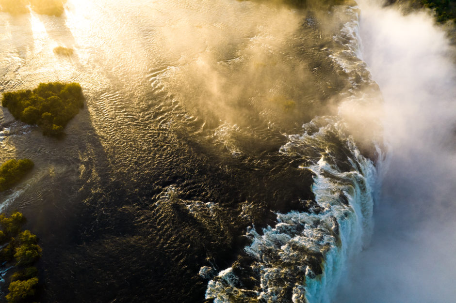 As Cataratas Vitória cai em toda a sua grandeza de uma visão panorâmica