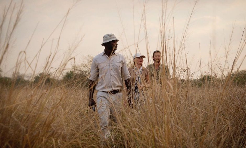 Experiencia de safari a pie hasta su campamento en el medio de la sabana africana