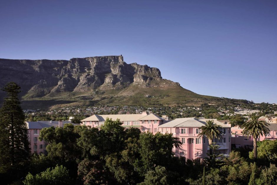 Table Mountain como plano de fundo do Monte Nelson