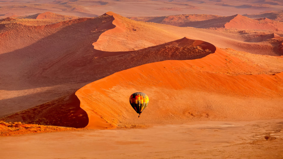 Survoler les dunes rouge rubis de Namibie en montgolfière