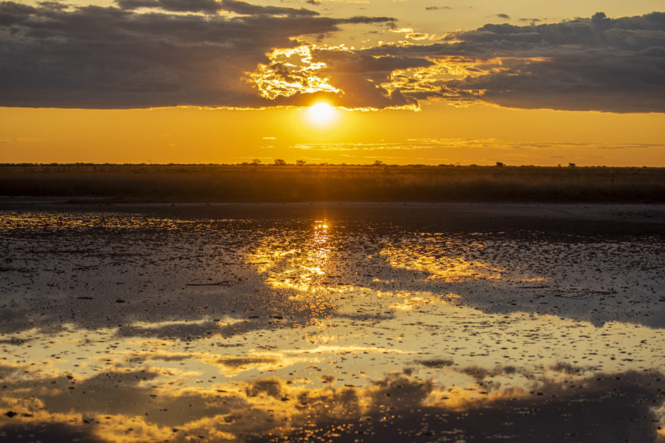 Pôr do sol nas salinas Makgadikgadi