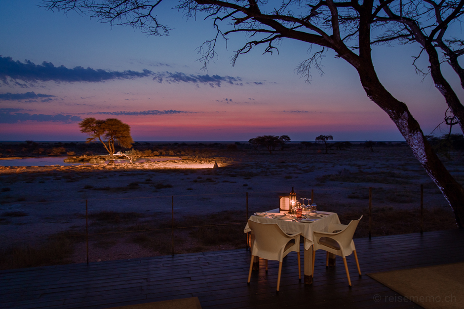 Abenddämmerung beim Nachtessen am Wasserloch in Namibia