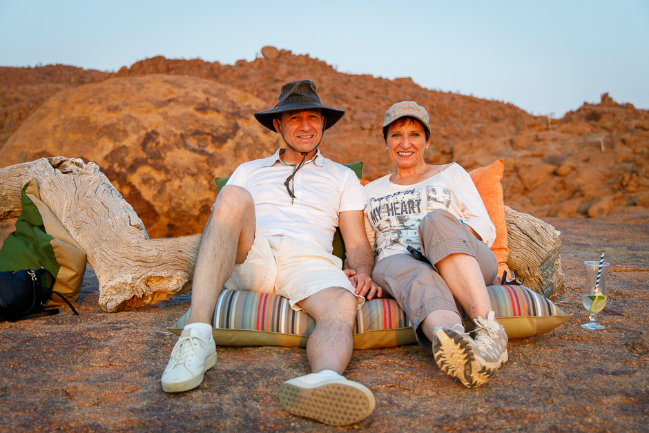 Walter und Katja beim Sundowner in Namibia