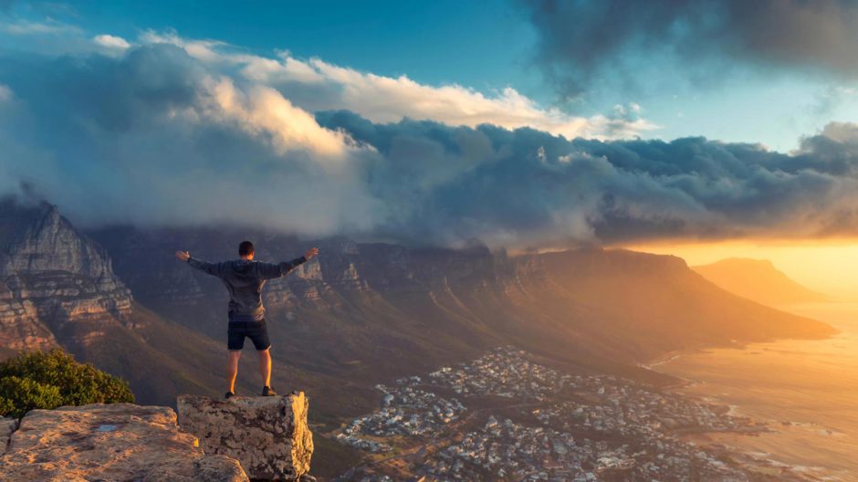 Ausblick auf Camps Bay und den Tafelberg in Kapstadt, eines der beliebtesten Top-Reiseziele in Südafrika