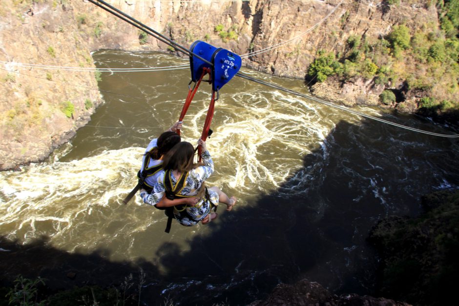 La tirolesa en las Cataratas Victoria es imprescindible en su itinerario de viaje por África